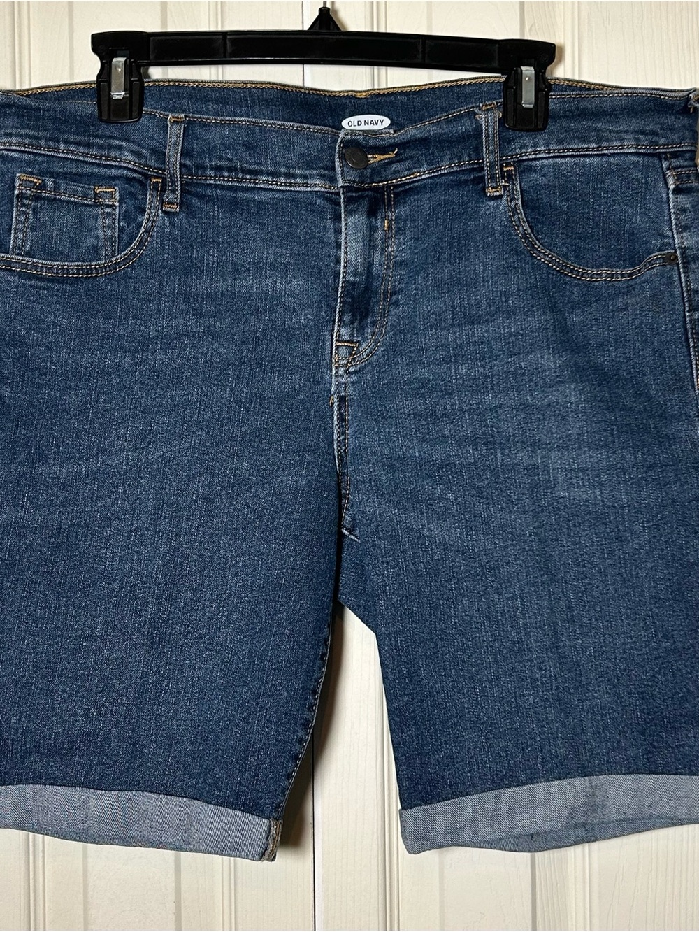 Old Navy Women's Mid Rise
Cuffed Bermuda Blue Jean Shorts
9" Inseam Size 14